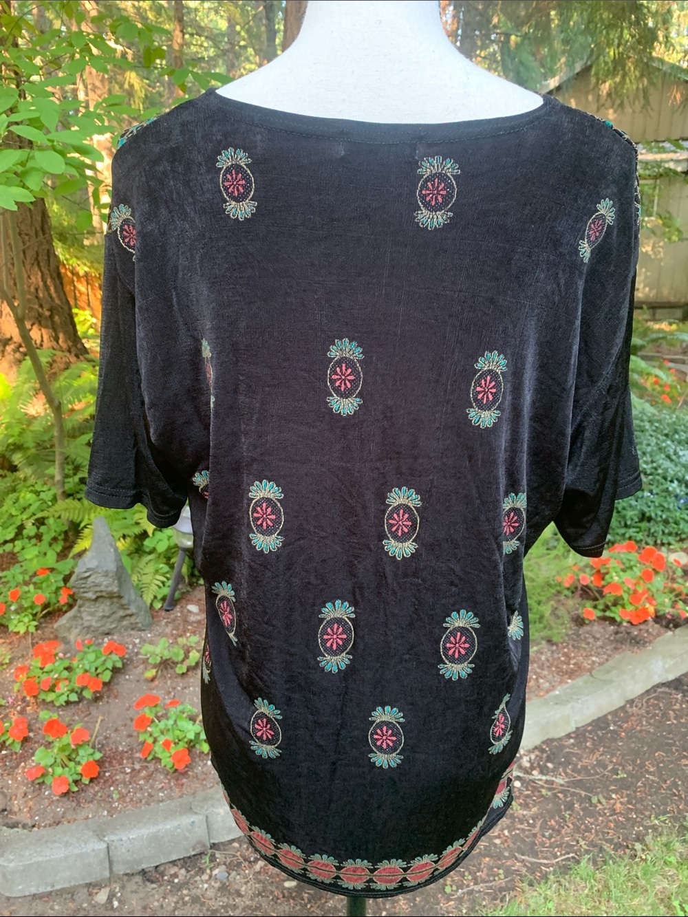 Han’s & Fam Shimmery Floral pattern Defign Too - Picture 6 of 8